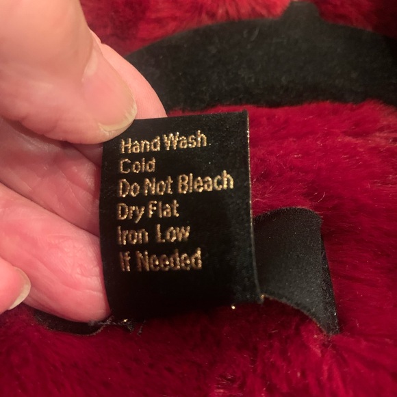 Chic Red Faux Fur Vest - Picture 4 of 8